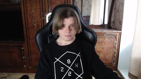 Snapshot of maxplay18 chatting on 16, 12, 2025 Max online show from 16, 12, 2025