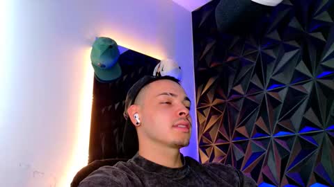 Snapshot of maxwell_dupont chatting on 28, 10, 2025 MAX online show from 28, 10, 2025