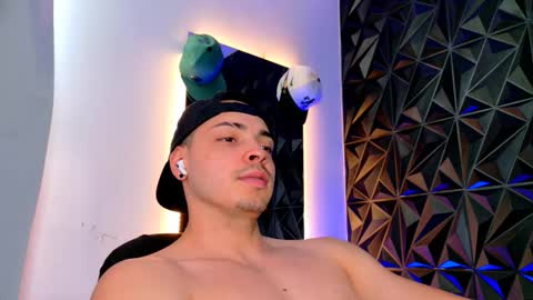 Snapshot of maxwell_dupont chatting on 17, 11, 2025 MAX online show from 17, 11, 2025