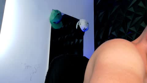 Snapshot of maxwell_dupont chatting on 19, 11, 2025 MAX online show from 19, 11, 2025