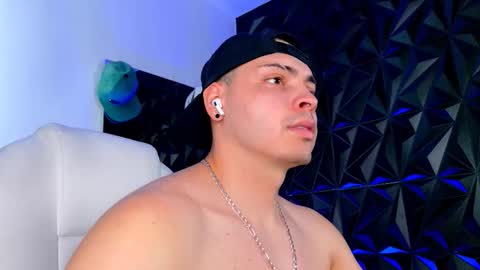 Snapshot of maxwell_dupont chatting on 26, 11, 2025 MAX online show from 26, 11, 2025