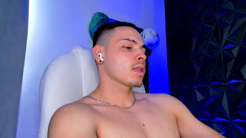 Snapshot of maxwell_dupont chatting on 17, 12, 2025 MAX online show from 17, 12, 2025