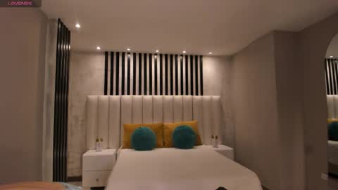 M A Y A    H O F F M A N online show from 20, 11, 2025