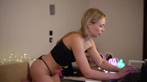 Snapshot of mayarayy chatting on 2, 11, 2025 M A Y A online show from 2, 11, 2025