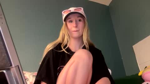 Snapshot of meadowmoon3 chatting on 28, 4, 2026 meadowmoon3 online show from 28, 4, 2026