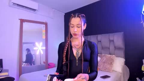 Emma Cyrus online show from 28, 2, 2026