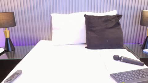 Snapshot of meganreed_ chatting on 7, 5, 2026 Megan online show from 7, 5, 2026