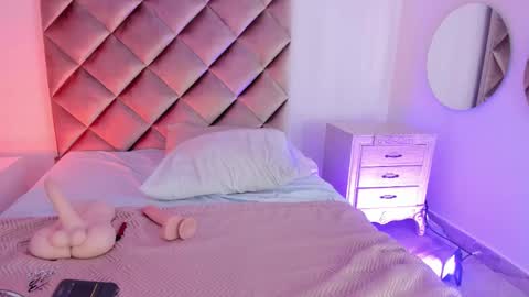 Snapshot of megaraowen_ chatting on 12, 2, 2025 M E G A R A online show from 12, 2, 2025