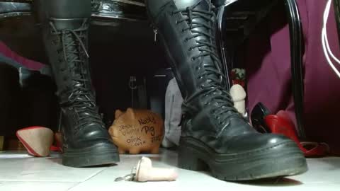 Snapshot of megoddessara chatting on 27, 4, 2026 Goddess Sara online show from 27, 4, 2026