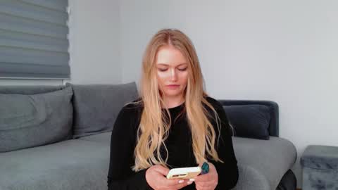Snapshot of melani_a chatting on 8, 4, 2026 Melania online show from 8, 4, 2026
