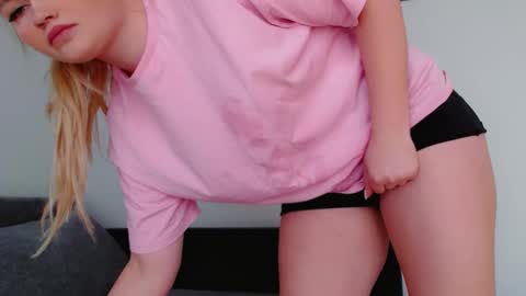 Snapshot of melani_a chatting on 10, 4, 2026 Melania online show from 10, 4, 2026
