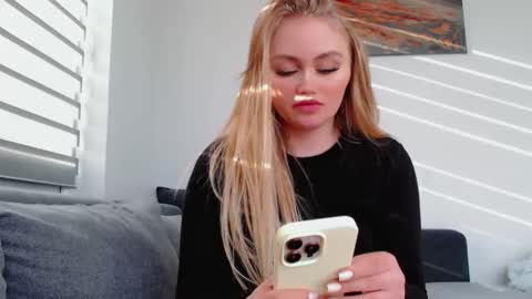 Snapshot of melani_a chatting on 12, 4, 2026 Melania online show from 12, 4, 2026