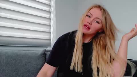 Snapshot of melani_a chatting on 17, 4, 2026 Melania online show from 17, 4, 2026