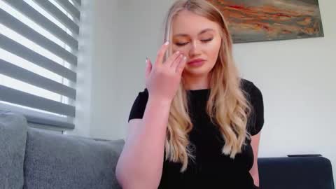 Snapshot of melani_a chatting on 8, 5, 2026 Melania online show from 8, 5, 2026