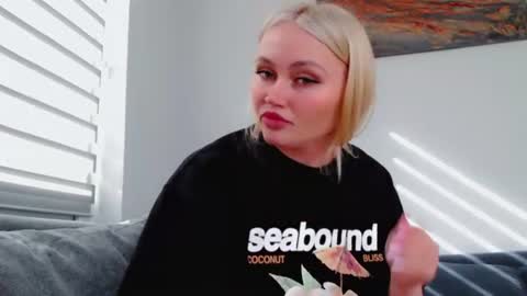 Snapshot of melani_a chatting on 15, 6, 2026 Melania online show from 15, 6, 2026