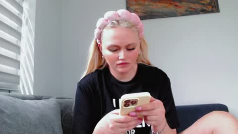 Snapshot of melani_a chatting on 18, 6, 2026 Melania online show from 18, 6, 2026