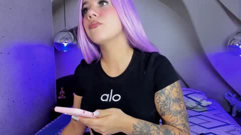 Melanie Roux online show from 22, 1, 2025