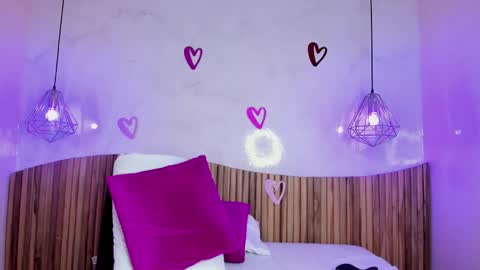 Melanie Roux online show from 8, 2, 2025