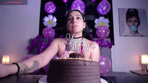 Snapshot of melanny_petite chatting on 18, 4, 2026 melanny_petite online show from 18, 4, 2026