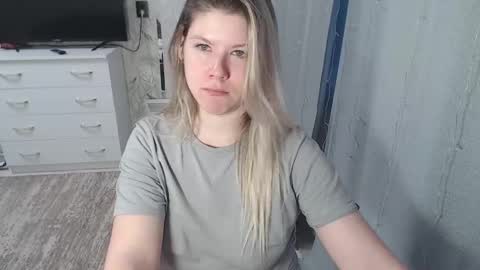 Snapshot of melissa__ray chatting on 4, 2, 2025 Melissa Ray online show from 4, 2, 2025