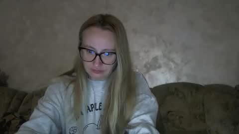 Snapshot of melly_rosey chatting on 8, 10, 2025 Melly online show from 8, 10, 2025