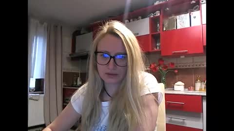 Snapshot of melly_rosey chatting on 22, 4, 2026 Melly online show from 22, 4, 2026