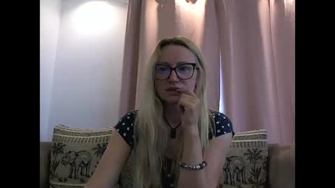 Snapshot of melly_rosey chatting on 20, 5, 2026 Melly online show from 20, 5, 2026