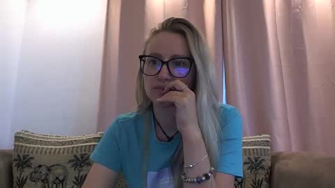 Snapshot of melly_rosey chatting on 26, 5, 2026 Melly online show from 26, 5, 2026