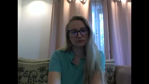 Snapshot of melly_rosey chatting on 27, 5, 2026 Melly online show from 27, 5, 2026