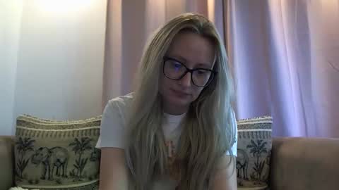 Snapshot of melly_rosey chatting on 29, 5, 2026 Melly online show from 29, 5, 2026