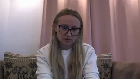 Snapshot of melly_rosey chatting on 3, 6, 2026 Melly online show from 3, 6, 2026