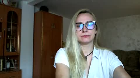 Snapshot of melly_rosey chatting on 24, 6, 2026 Melly online show from 24, 6, 2026