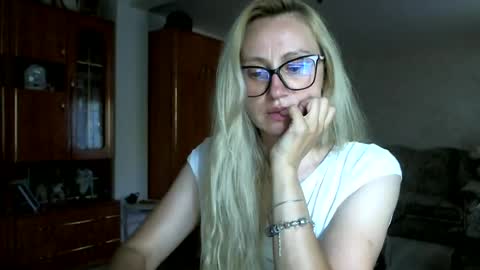 Snapshot of melly_rosey chatting on 30, 6, 2026 Melly online show from 30, 6, 2026