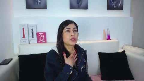 Snapshot of melodiroux_ chatting on 3, 2, 2026 Melodi online show from 3, 2, 2026