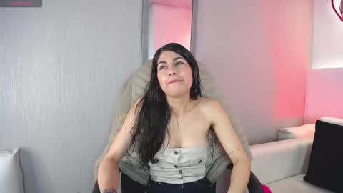 Snapshot of melodiroux_ chatting on 24, 2, 2026 Melodi online show from 24, 2, 2026