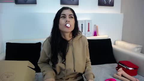 Snapshot of melodiroux_ chatting on 7, 4, 2026 Melodi online show from 7, 4, 2026