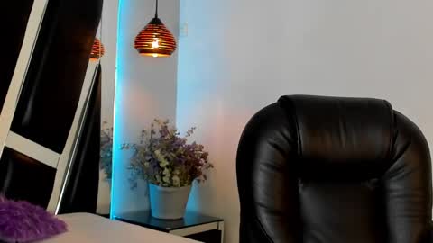 Snapshot of melody_suarez chatting on 28, 12, 2024 MELODY online show from 28, 12, 2024