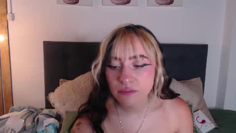 Snapshot of melodygirl2__ chatting on 24, 4, 2026 MELODY online show from 24, 4, 2026