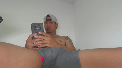 Snapshot of mensexydick20 chatting on 20, 12, 2025 big brown online show from 20, 12, 2025