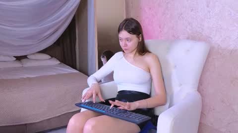 Snapshot of meow_mellie chatting on 11, 3, 2025 meow_mellie online show from 11, 3, 2025
