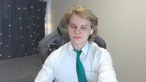 Snapshot of meow_mickey chatting on 17, 12, 2024 Mickey online show from 17, 12, 2024