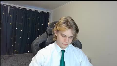 Snapshot of meow_mickey chatting on 28, 12, 2024 Mickey online show from 28, 12, 2024