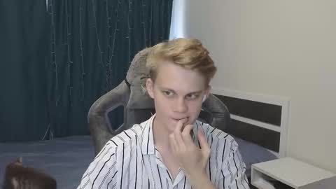 Snapshot of meow_mickey chatting on 19, 10, 2025 Mickey online show from 19, 10, 2025