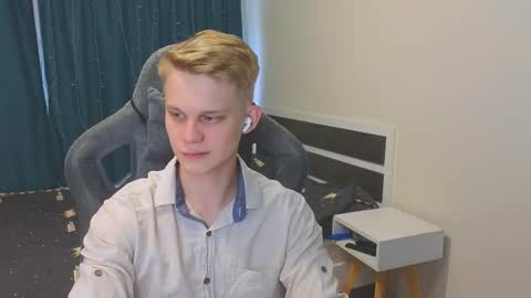 Snapshot of meow_mickey chatting on 12, 11, 2025 Mickey online show from 12, 11, 2025