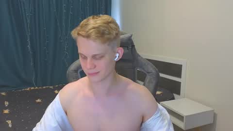 Snapshot of meow_mickey chatting on 19, 11, 2025 Mickey online show from 19, 11, 2025