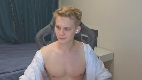 Snapshot of meow_mickey chatting on 3, 12, 2025 Mickey online show from 3, 12, 2025