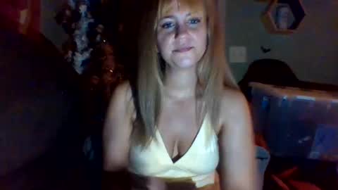 Snapshot of mezzy69 chatting on 11, 10, 2025 mezzy69 online show from 11, 10, 2025