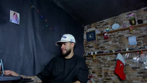 Snapshot of mia_and_vincentt chatting on 28, 11, 2025 Mia and vincentt model indepent online show from 28, 11, 2025