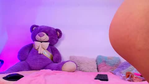 Mia flames online show from 2, 2, 2026