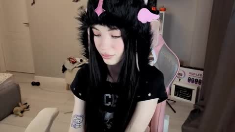 Snapshot of mia_gothh chatting on 28, 11, 2025 MIA HELP ME REACH 100 LIKES online show from 28, 11, 2025